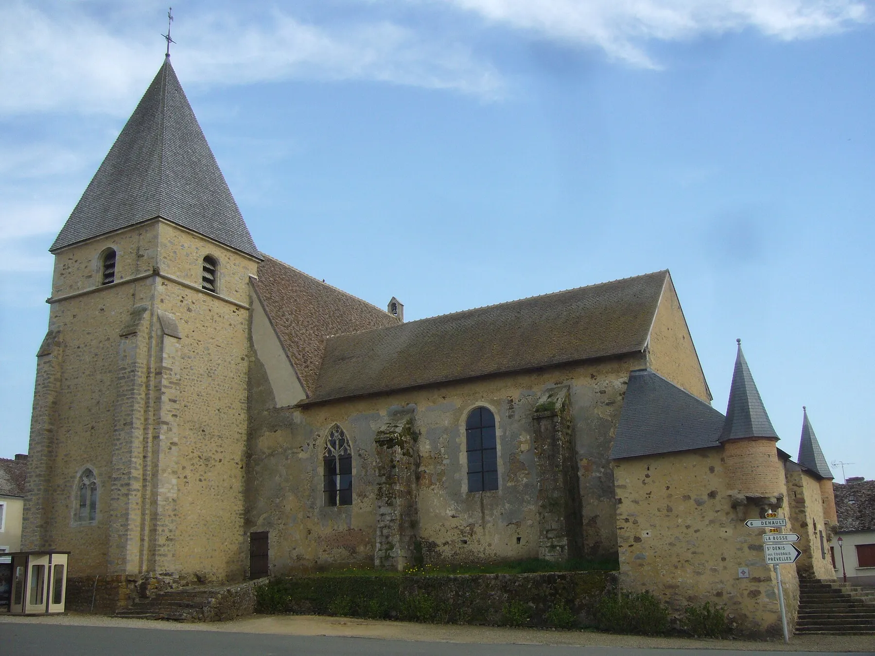 Église Saint-Georges de Saint-Georges-du-Rosay, dans la Sarthe.