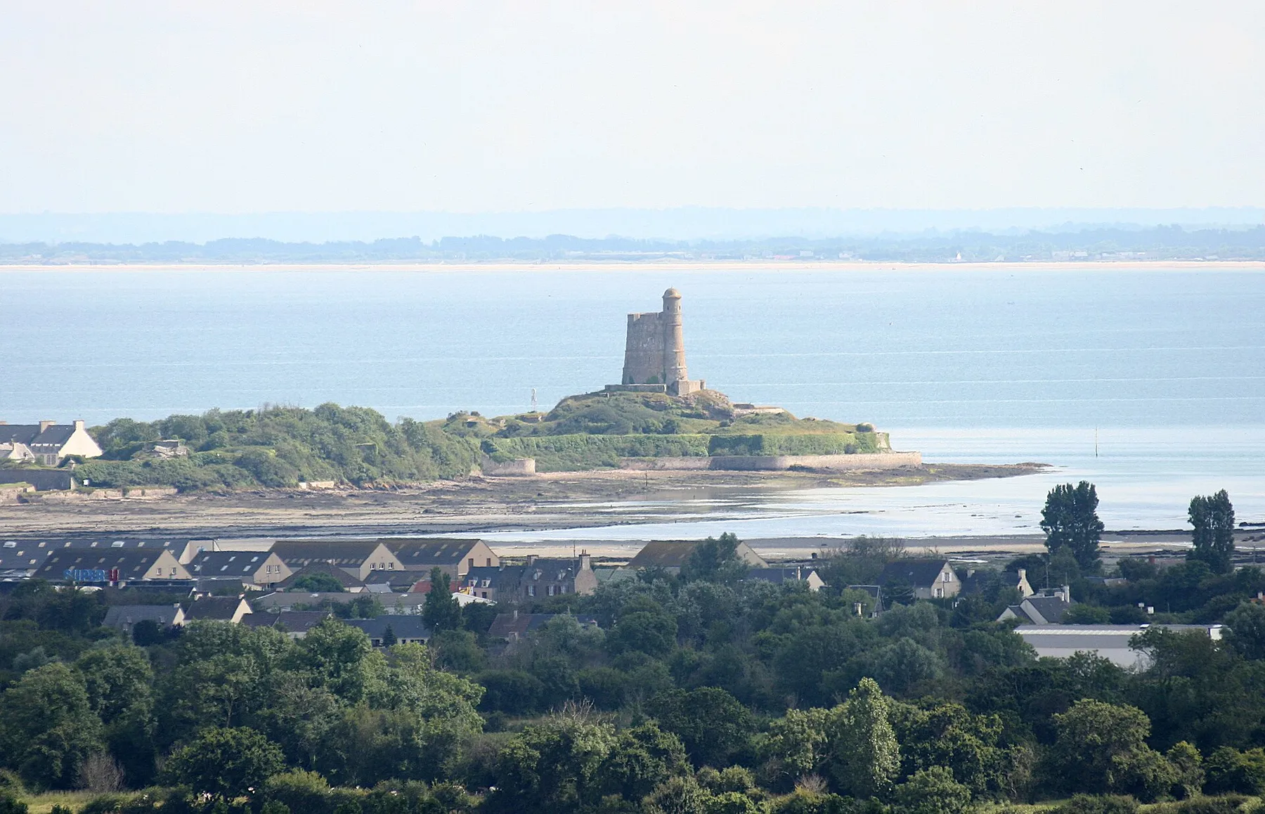 Vue générale du fort de la Hougue à Saint-Vaast la Hougue, Manche, France
