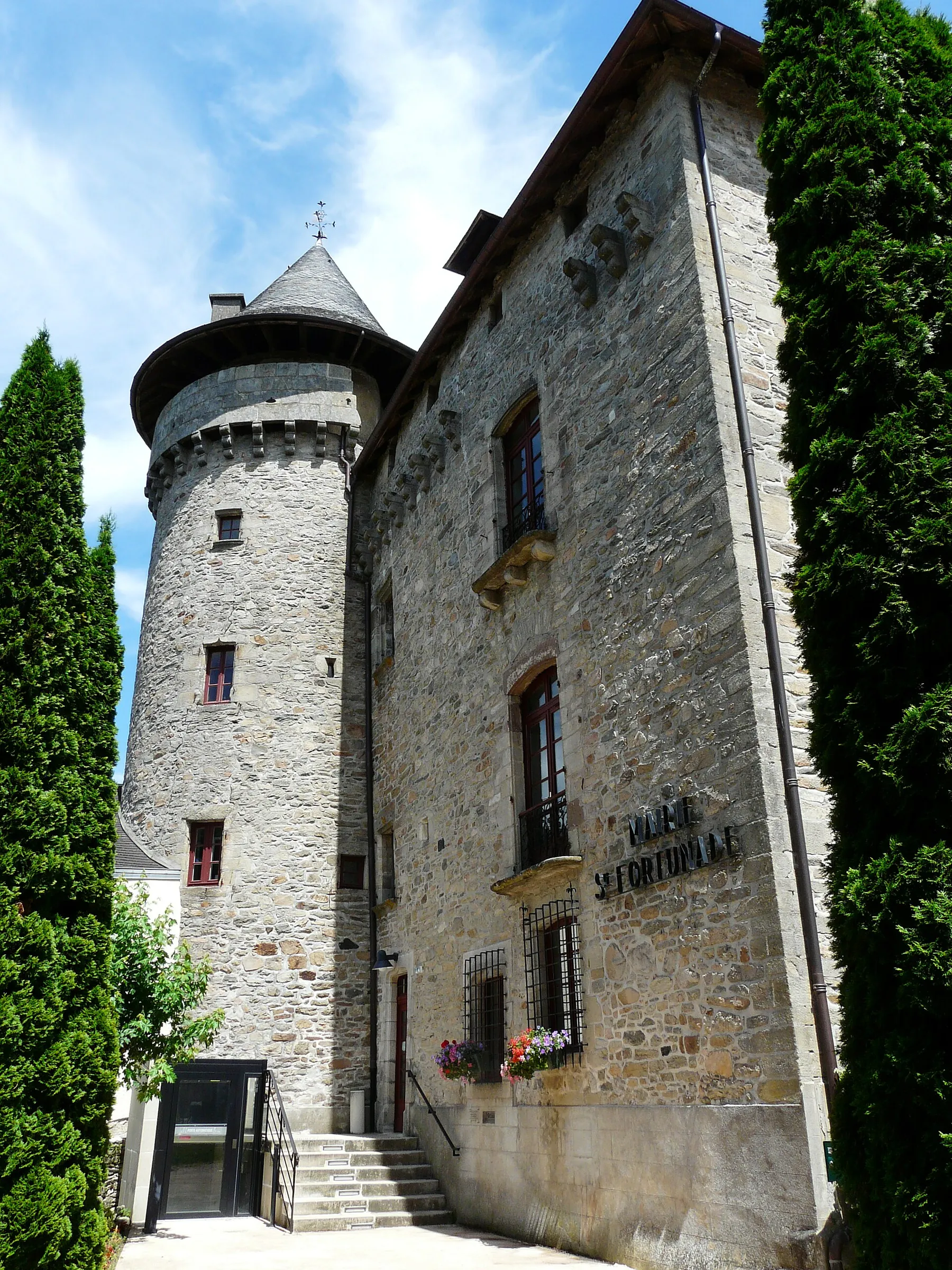 Les locaux de la mairie situés dans le château de Sainte-Fortunade, Corrèze, France.