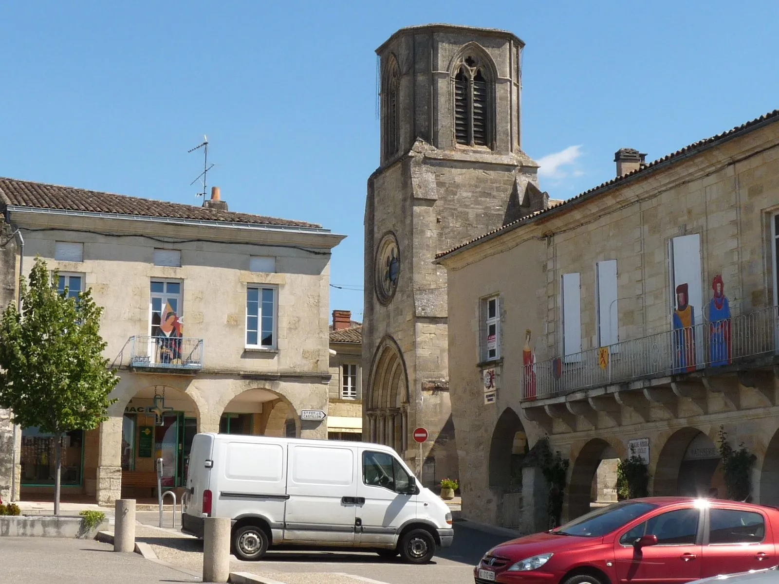 l'église vue de la place de Sauveterre-de-Guyenne, Gironde, France