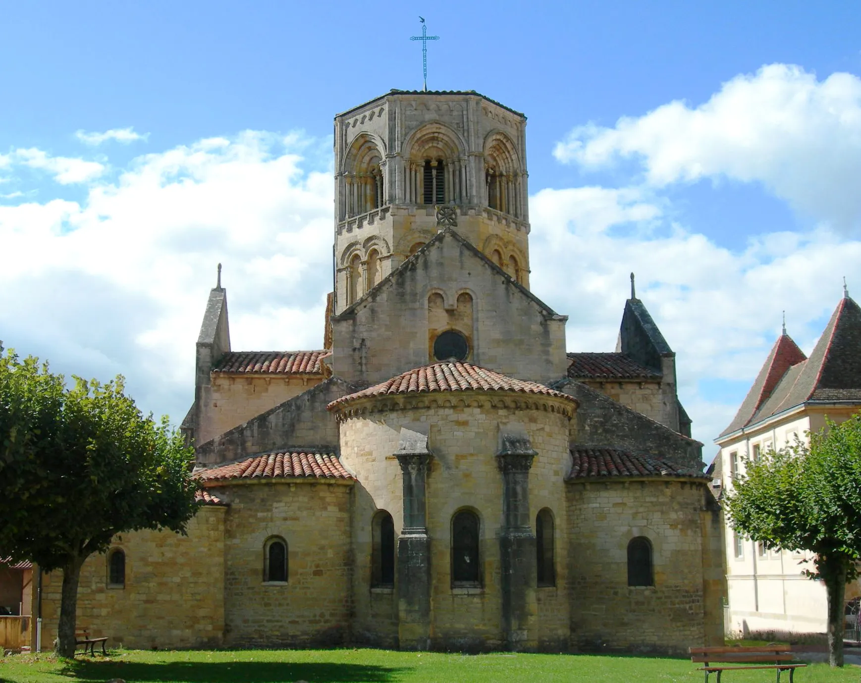 Semur-en-Brionnais (F), church from E. France