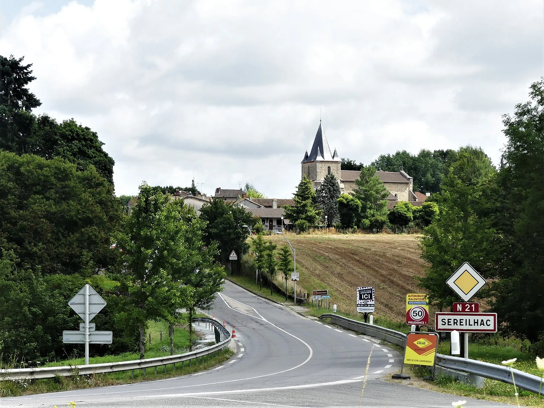 L'entrée sud-ouest du bourg de Séreilhac par la route nationale 21, Haute-Vienne, France.