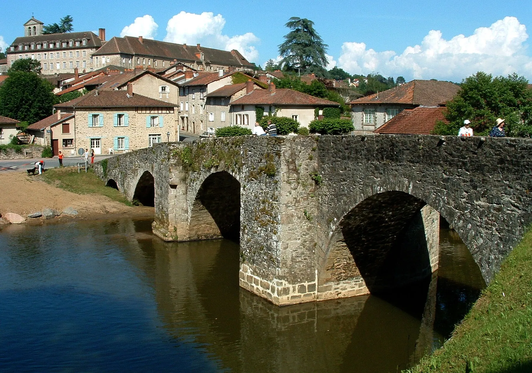 Solignac - La ville et l'abbaye vues du pont roman