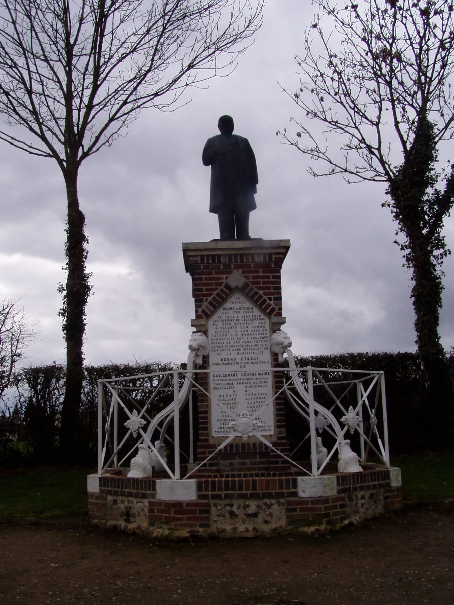 Statue de Désiré Guillemare, ancien maire de Saint-Ouen-sur-Iton (Orne, France)