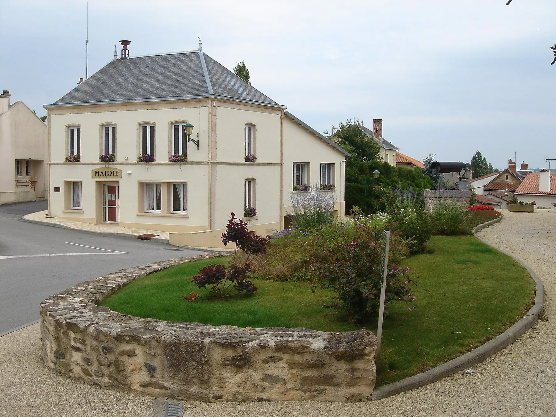 la mairie vue depuis la bibliothèque
