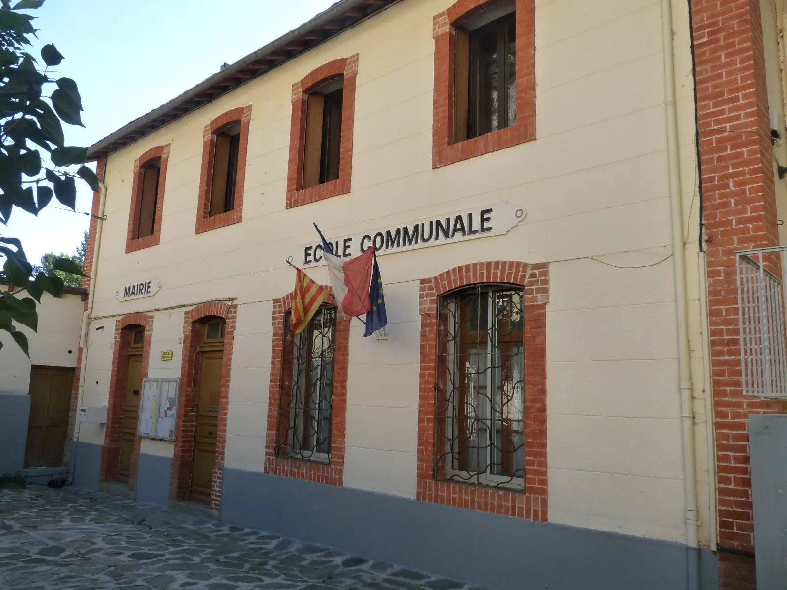 Mairie et école, Thuès-Entre-Valls , Pyrénées-Orientales, France