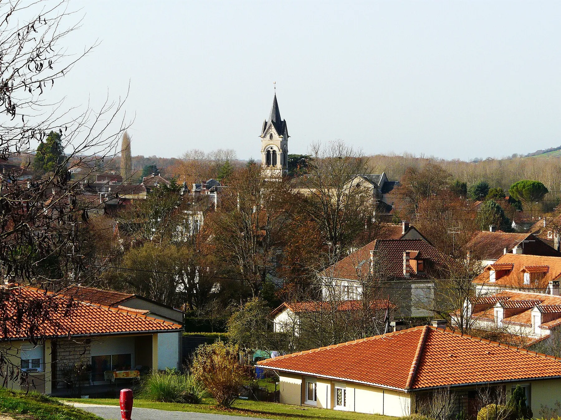 Le bourg de Tocane-Saint-Apre vu depuis l'est, Dordogne, France
