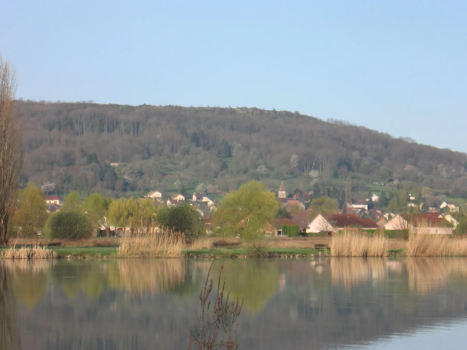 Vaivre-et-Montoille, seen from other side of lake
