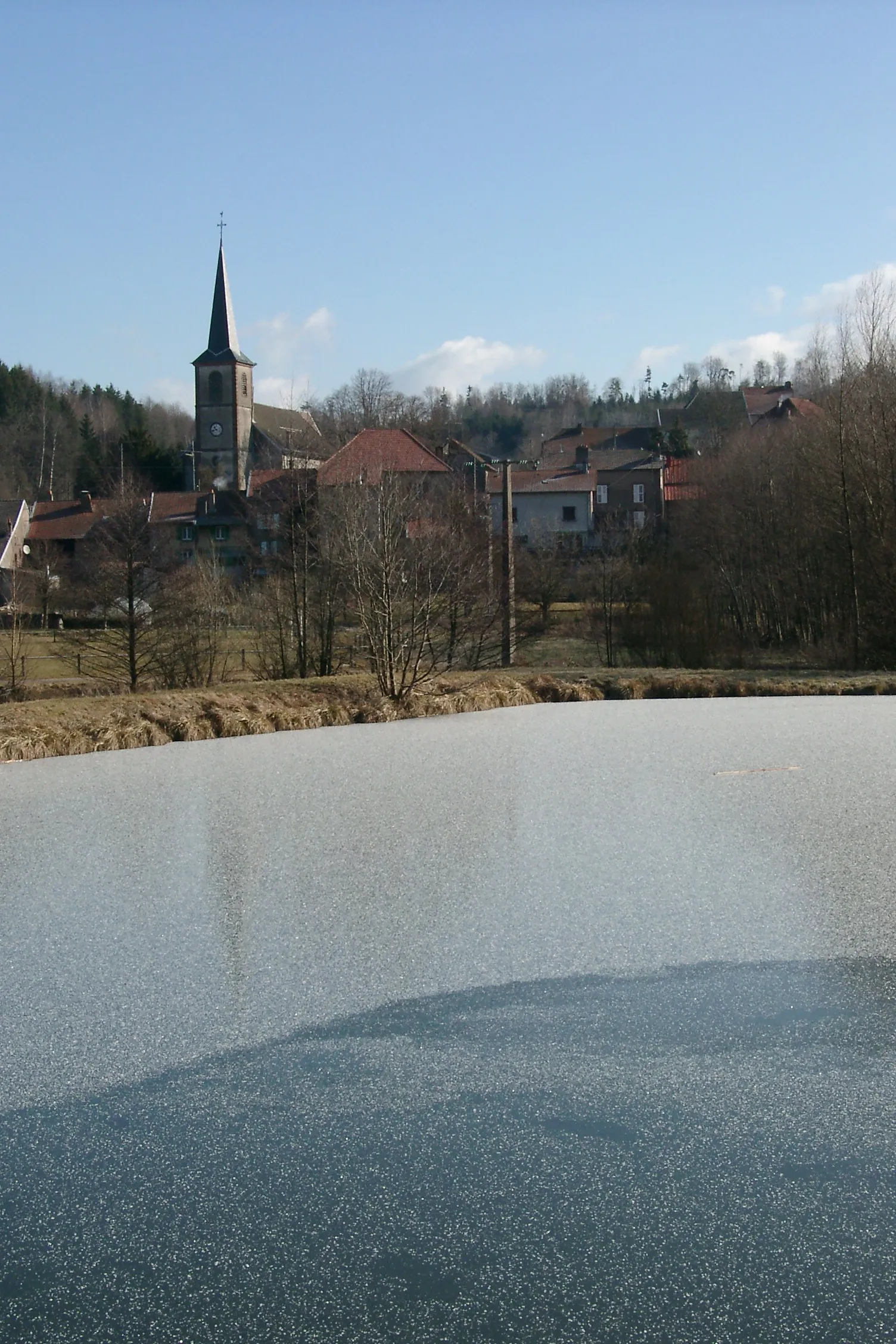 Val-et-Châtillon (Lorraine) vu depuis son étang