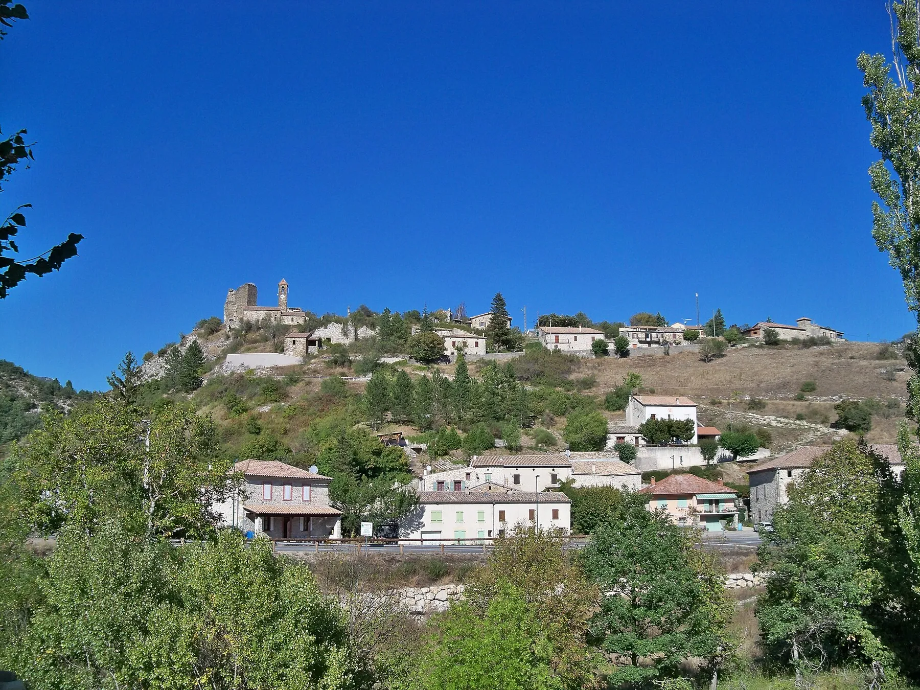 vue sur le village de Verclause (26)