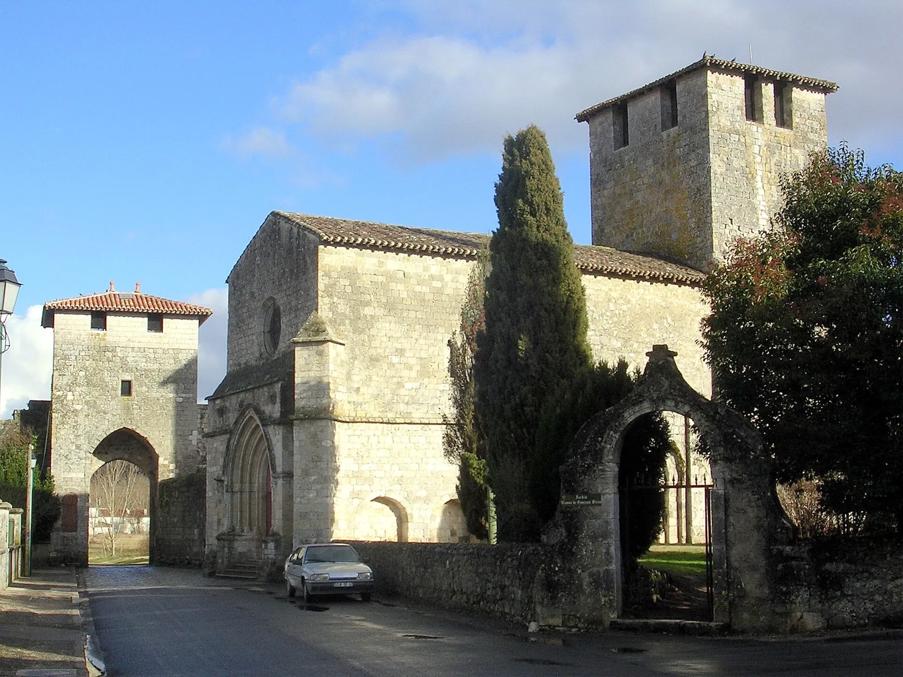 Vianne, l'église et une des portes de la ville bastide (Lot-et-Garonne, France)