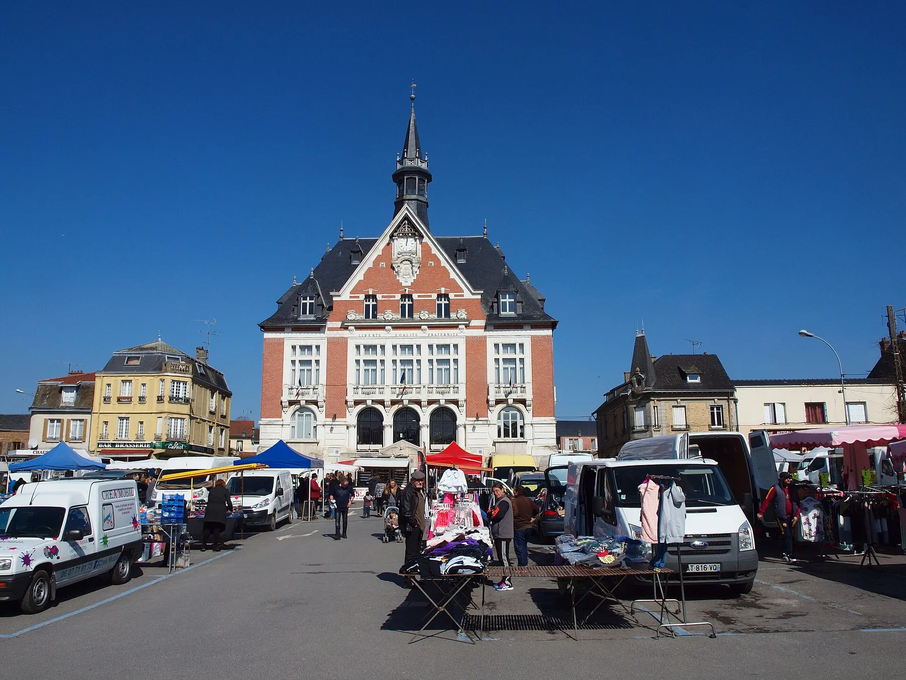 Marché du samedi à Vouziers (Ardennes, France)