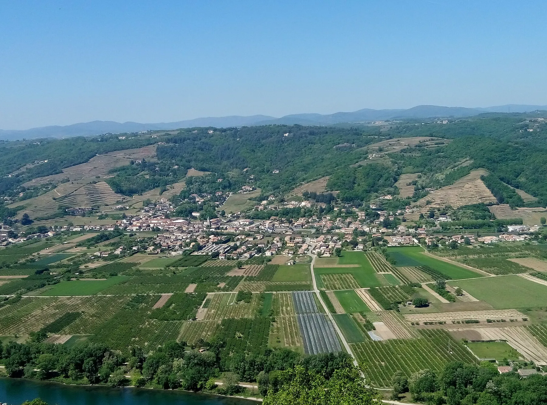 Vue de Saint-Jean-de-Muzols (Ardèche, France) en 2017.