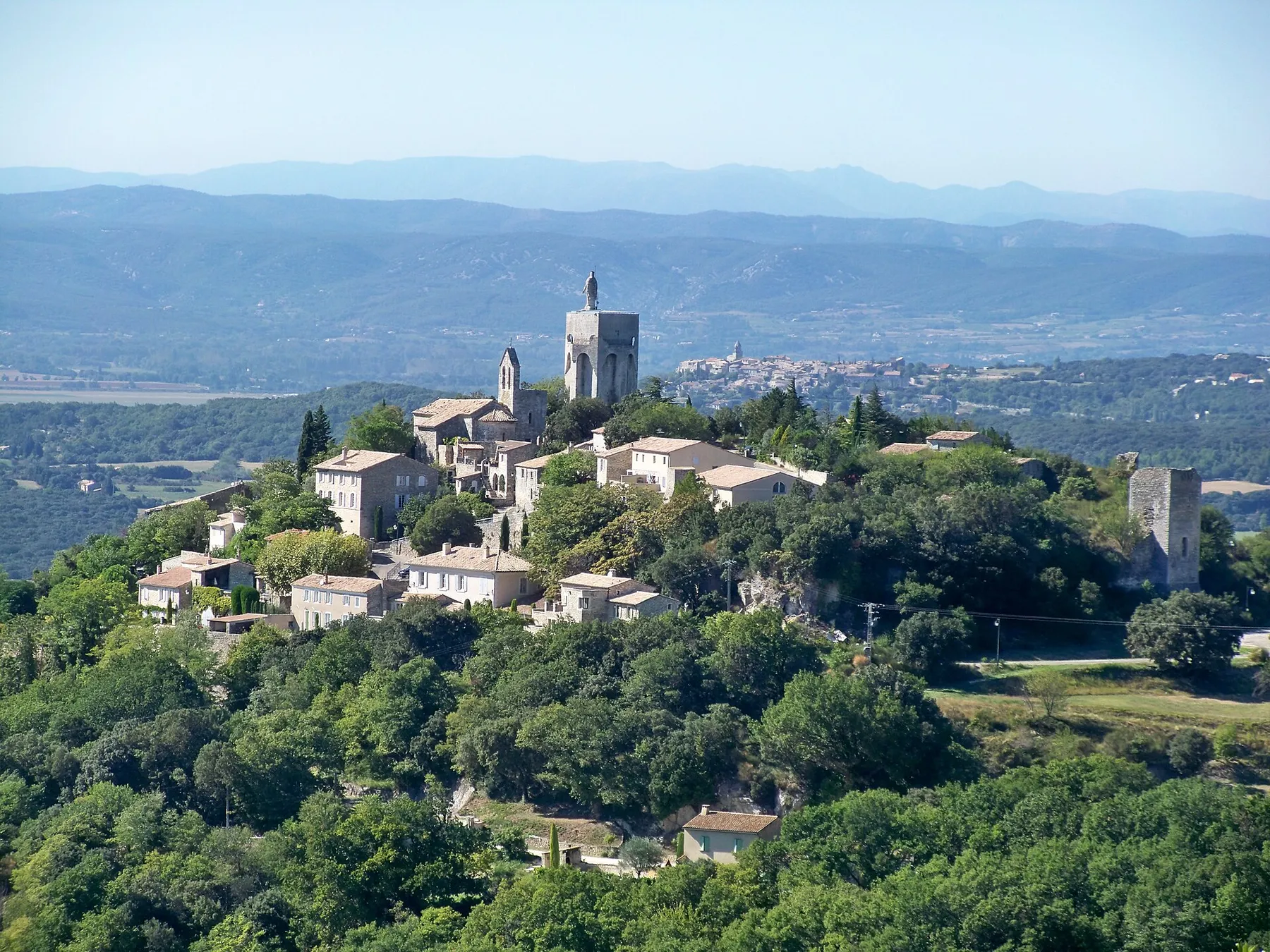 vue sur le village de Clansayes (26)