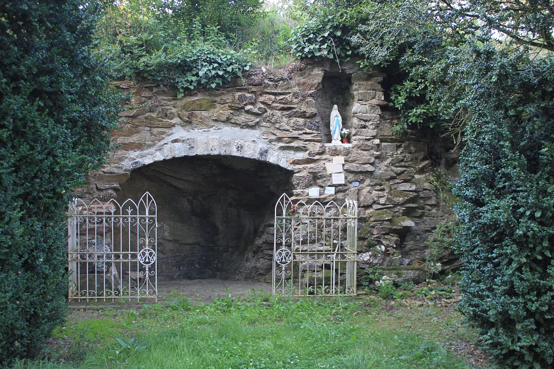 Réplique de grotte de Lourdes, Fr-85-Saint-Philbert-de-Bouaine.