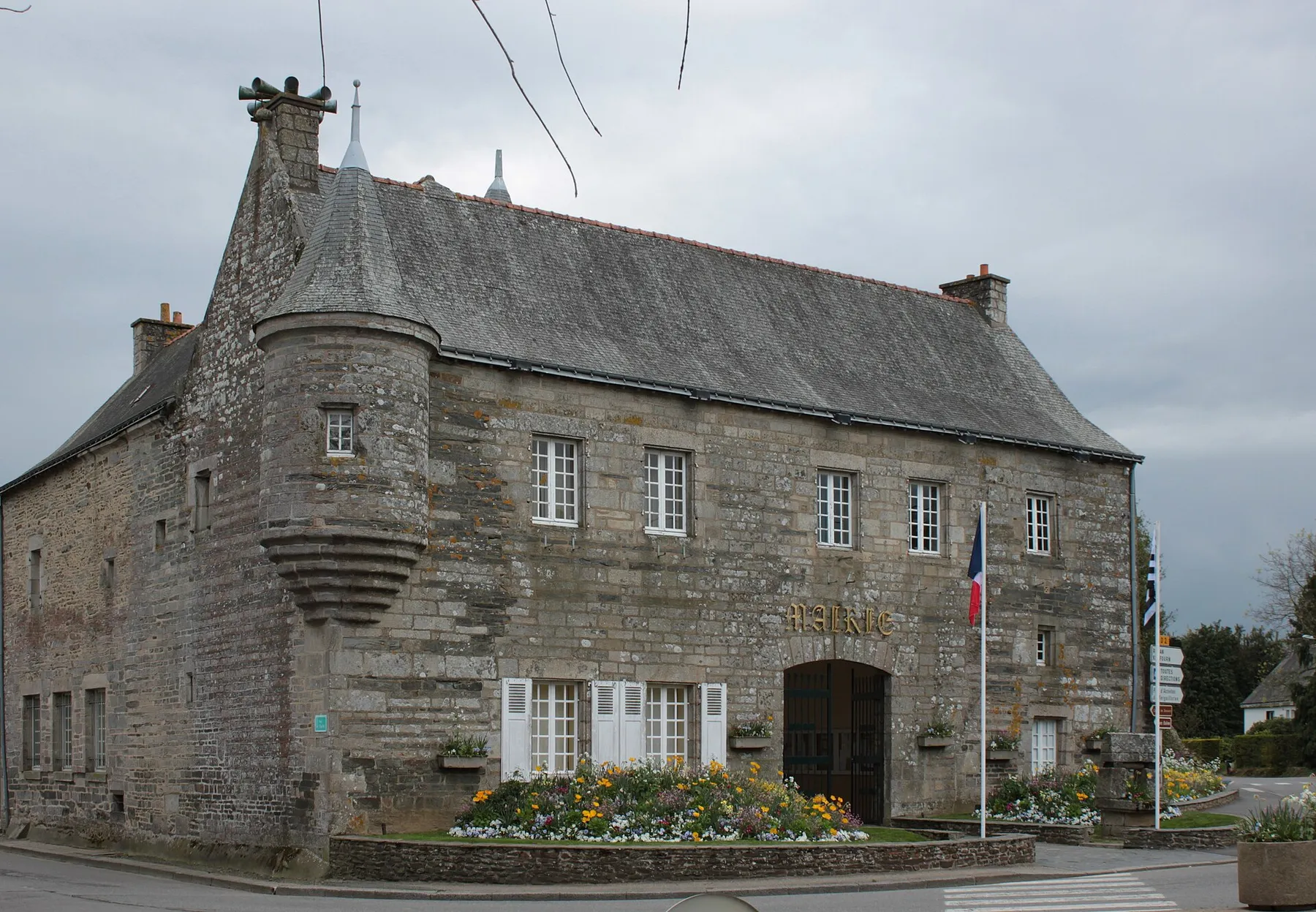 Mairie, ancienne maison-forte, Fr-56-Noyal-Pontivy.