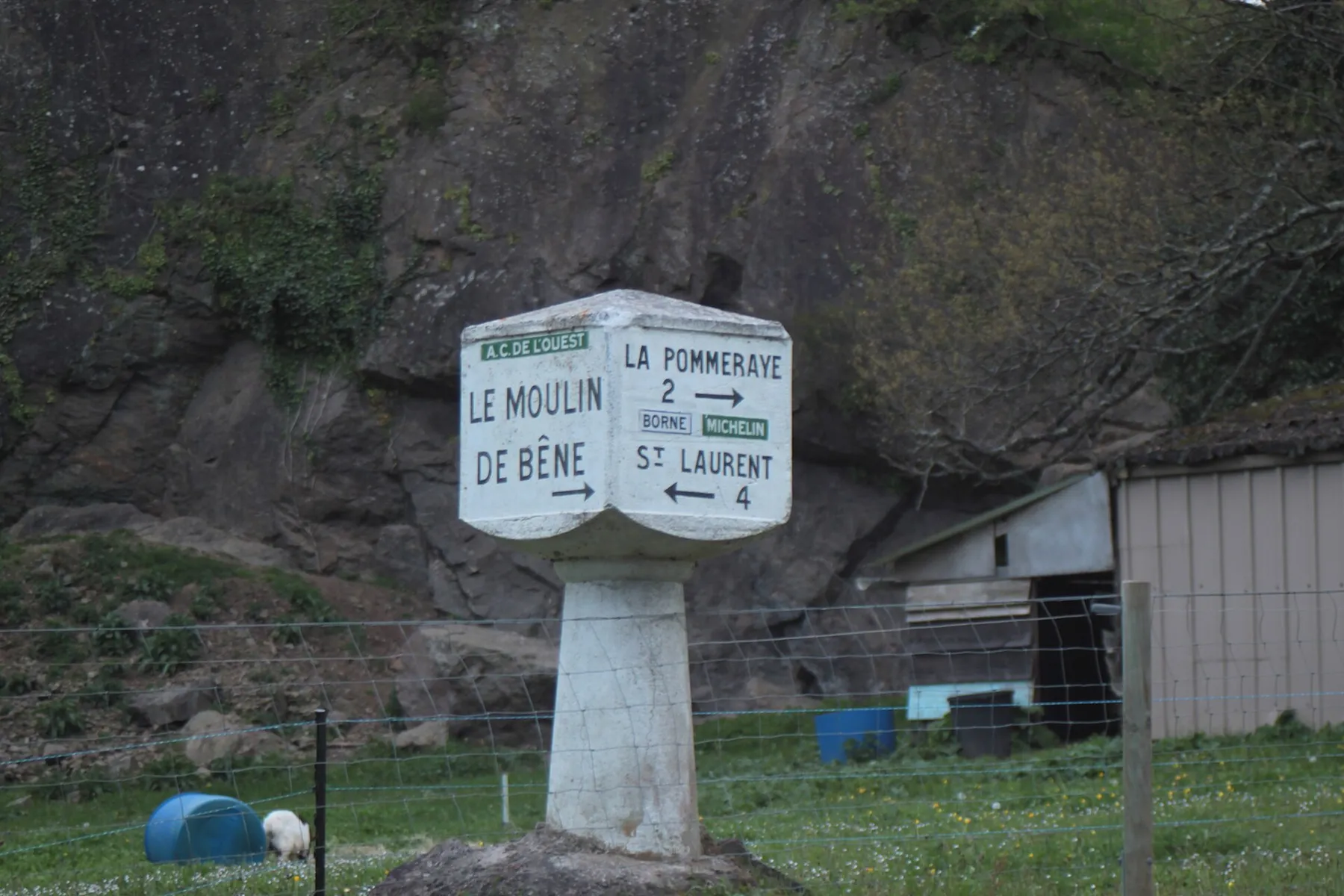 Borne d'angle Michelin, Fr-49-La Pommeraye.